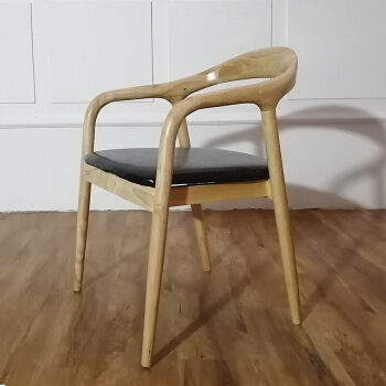 デザインチェアは北欧純木現代シプロの椅子に背を向けています。新しい中華圏の椅子の原木色+黒いPU皮